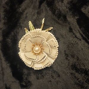 Brooch broach 60s pearl white metal flower
